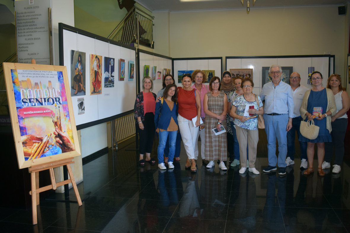 OS PARTICIPANTES NAS ACTIVIDADES DE ENVELLECEMENTO ACTIVO EXPOÑEN AS OBRAS CREADAS NAS CLASES DE PINTURA