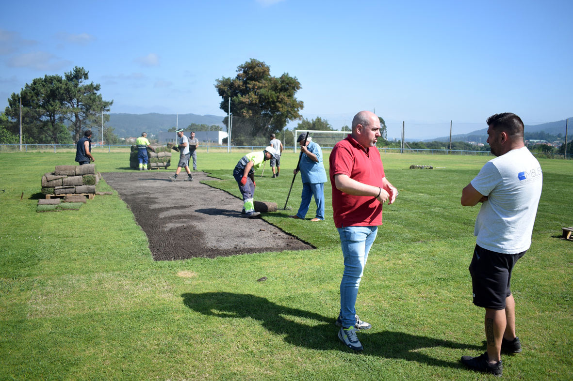 O CAMPO MUNICIPAL DE BAÑO RENOVA A HERBA NATURAL EN MÁIS DE 800 METROS CADRADOS